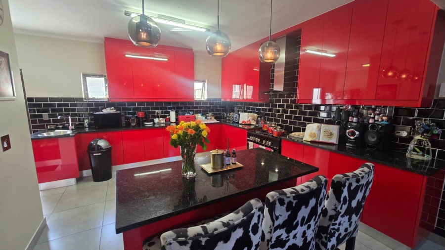 5 Bedroom Property for Sale in Sunningdale Western Cape